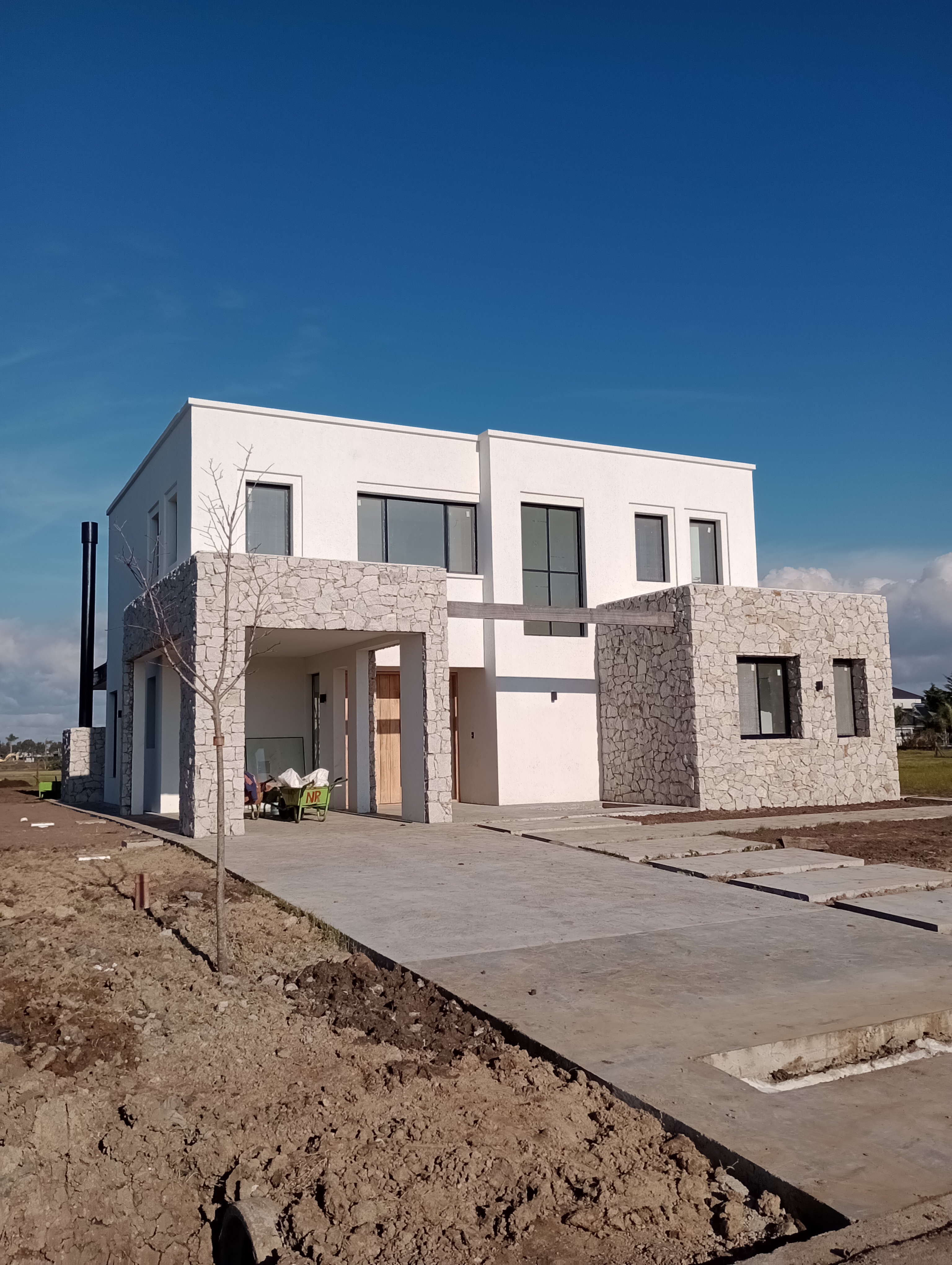Vivienda unifamiliar en barrio cerrado, vista ángulo tres cuartos, GBA