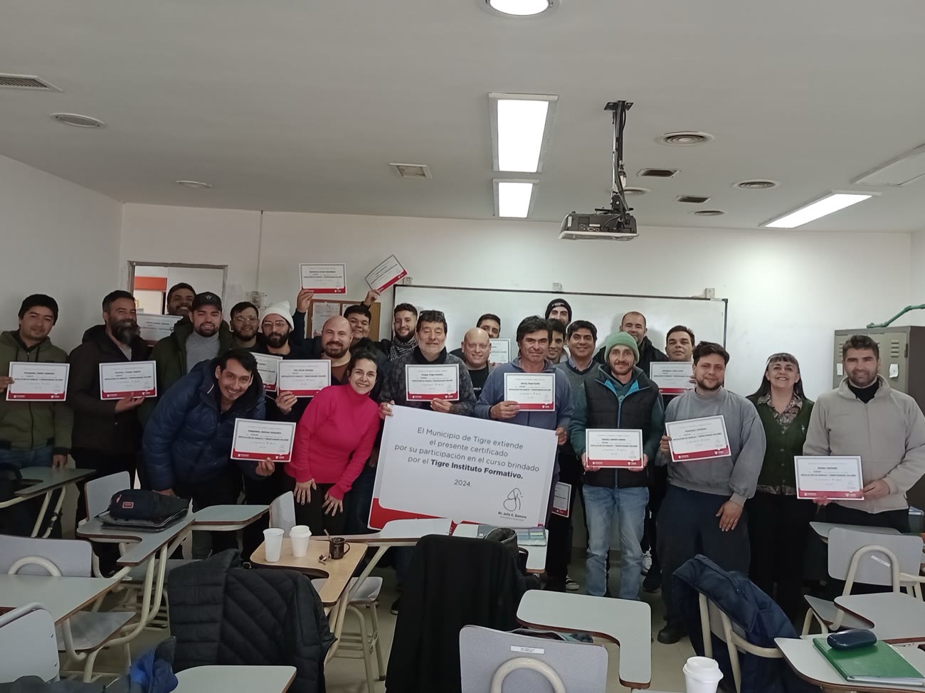 Bárbara Hueza junto a alumnos del curso de instalación de paneles y termotanques solares, Instituto Formativo de Tigre (UTN)