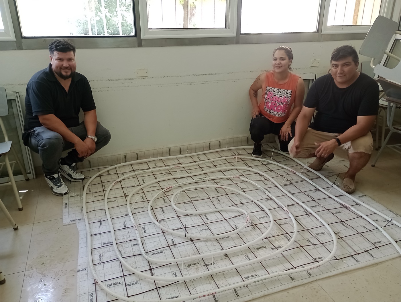 Práctica de instalación de piso radiante durante un curso técnico dictado por Bárbara Hueza